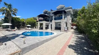 Müstakil Ovacık villa güzel bahçe ve havuz